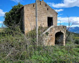 Rustico casolare in tufo con 25,000 mq di terreno