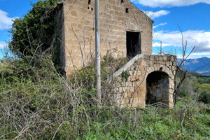 Rustico casolare in tufo con 25,000 mq di terreno