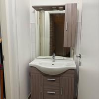 Mobiletto bagno con specchiera