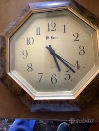 Elegante orologio da parete vintage.