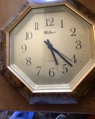 Elegante orologio da parete vintage.