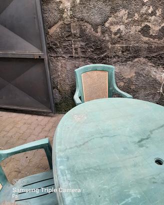 tavolo e sedie da giardino