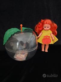 Bambola mini furga Eva con la mela