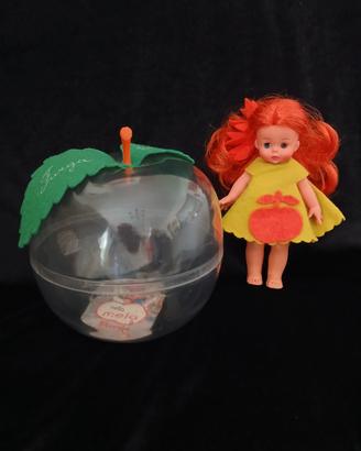Bambola mini furga Eva con la mela