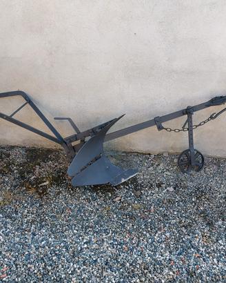 Vecchio aratro in ferro