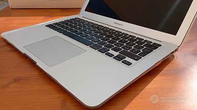macbook air 2017 con cover, scatola e caricatore