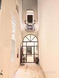 Casa arredata con piscina e giardino