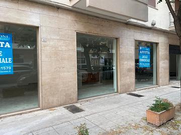 Negozio C/1 - 5 vetrine Mq 180 via Leopardi