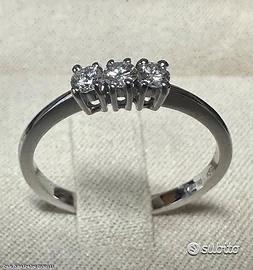 ANELLO TRILOGY ORO BIANCO 18kt. E DIAMANTI