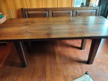 Tavolo in legno massiccio