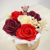 Fiori in nastrodi raso/candela a forma di orsetto