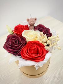 Fiori in nastrodi raso/candela a forma di orsetto