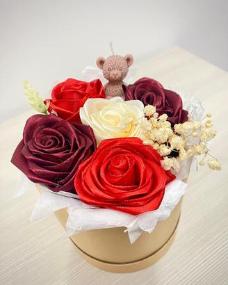 Fiori in nastrodi raso/candela a forma di orsetto