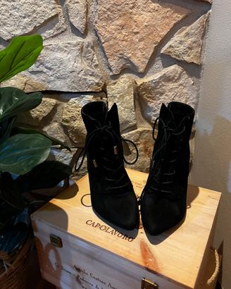 Stivaletto scamosciato nero