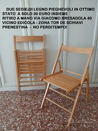 Coppia di sedie di legno pieghevoli salva-spazio