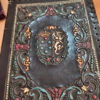 porta documenti in pelle decorato
