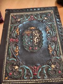 porta documenti in pelle decorato