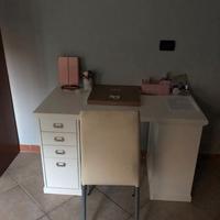 scrivania con sedia