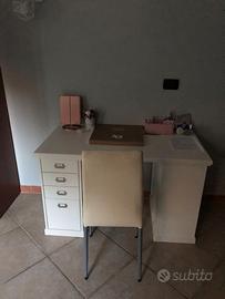 scrivania con sedia