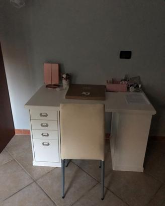 scrivania con sedia