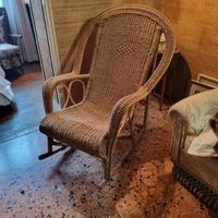 Bella sedia a dondolo in vimini intrecciato