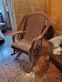 Bella sedia a dondolo in vimini intrecciato