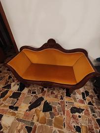 Divanetto in stile 