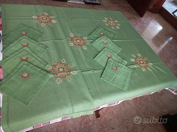 Tovaglia verde in lino ricamato per 8