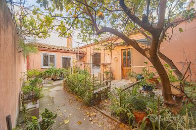 Indipendente con due cortili