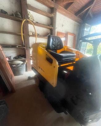 Lavasciuga pavimenti uomo a bordo della Karcher