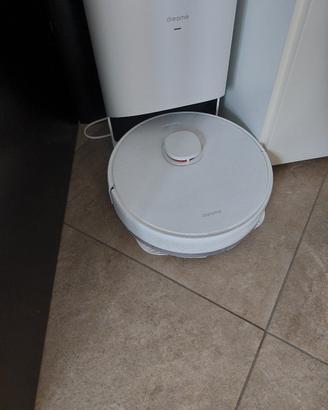 Robot lava ed aspira pavimenti