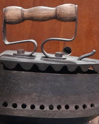vecchio ferro da stiro a carbone