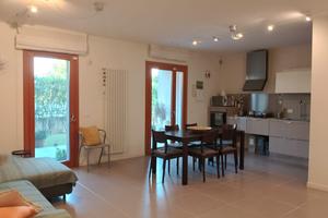 Appartamento su due livelli e giardino privato