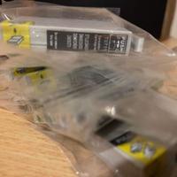 7 cartucce: colore nero, 1 colore magenta