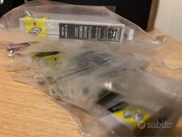 7 cartucce: colore nero, 1 colore magenta