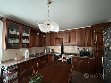 Cucina in legno noce con elettrodomestici Bosch