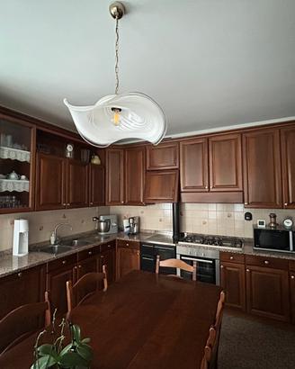 Cucina in legno noce con elettrodomestici Bosch