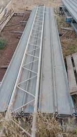 Struttura del tetto in con capriate in ferro s lam