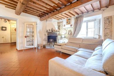 Appartamento di 222 m² con più di 5 locali e posto