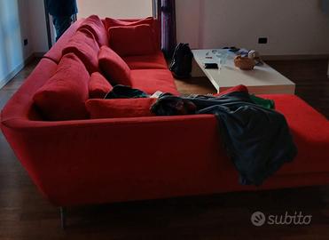 divano rosso e mobile living