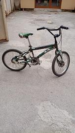bicicletta Bmx street figheter