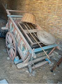 Carro antico decorato con dipinti.