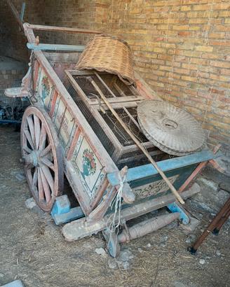 Carro antico decorato con dipinti.