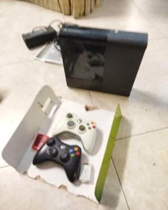 XBOX 360  COMPLETA DI JOYSTICK + Giochi