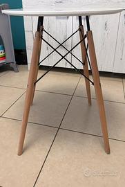 Tavolo rotondo con gambe in legno