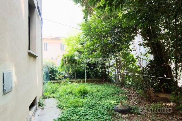 Via Golfarelli. 5 locali con giardino privato.