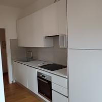 Cucina con elettrodomestici