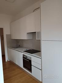 Cucina con elettrodomestici