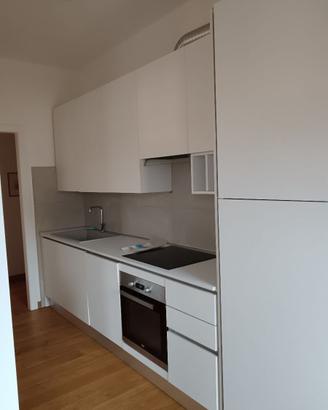 Cucina con elettrodomestici