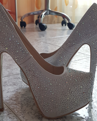 Décolleté con strass
